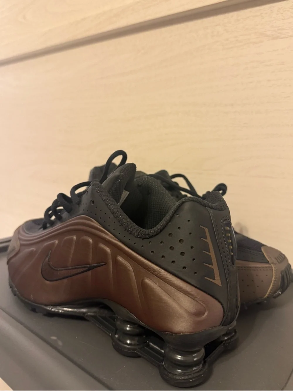 Nike Shox R4 Off Noir & Ironstone W 7.5 - Picture 5 of 5